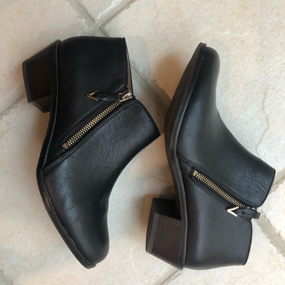 Vionic Shoes - VIONIC Jolene black bootie size 9 like new
